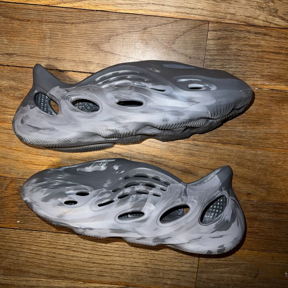 Yeezy Foam Runner MX GRNI Mixed Grey Men Size 9/Women 10 near new.RNR